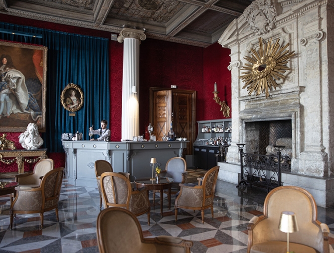 Musical entertainment at the Le Versailles bar